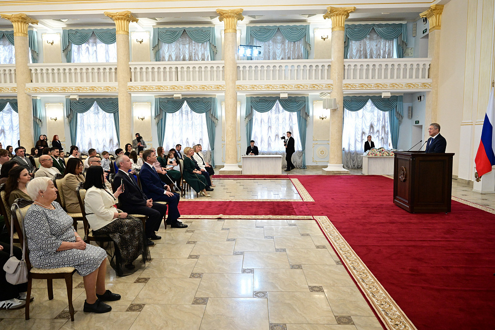 Глава Башкирии вручил семье из Салавата медаль ордена «Родительская слава»