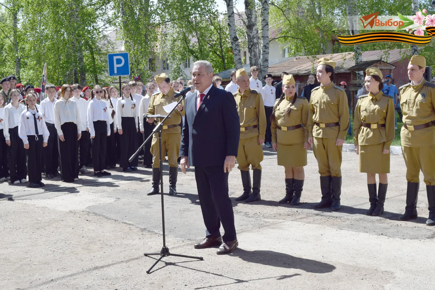 В Салавате поздравили ветерана ВОВ Никифора Елисеева