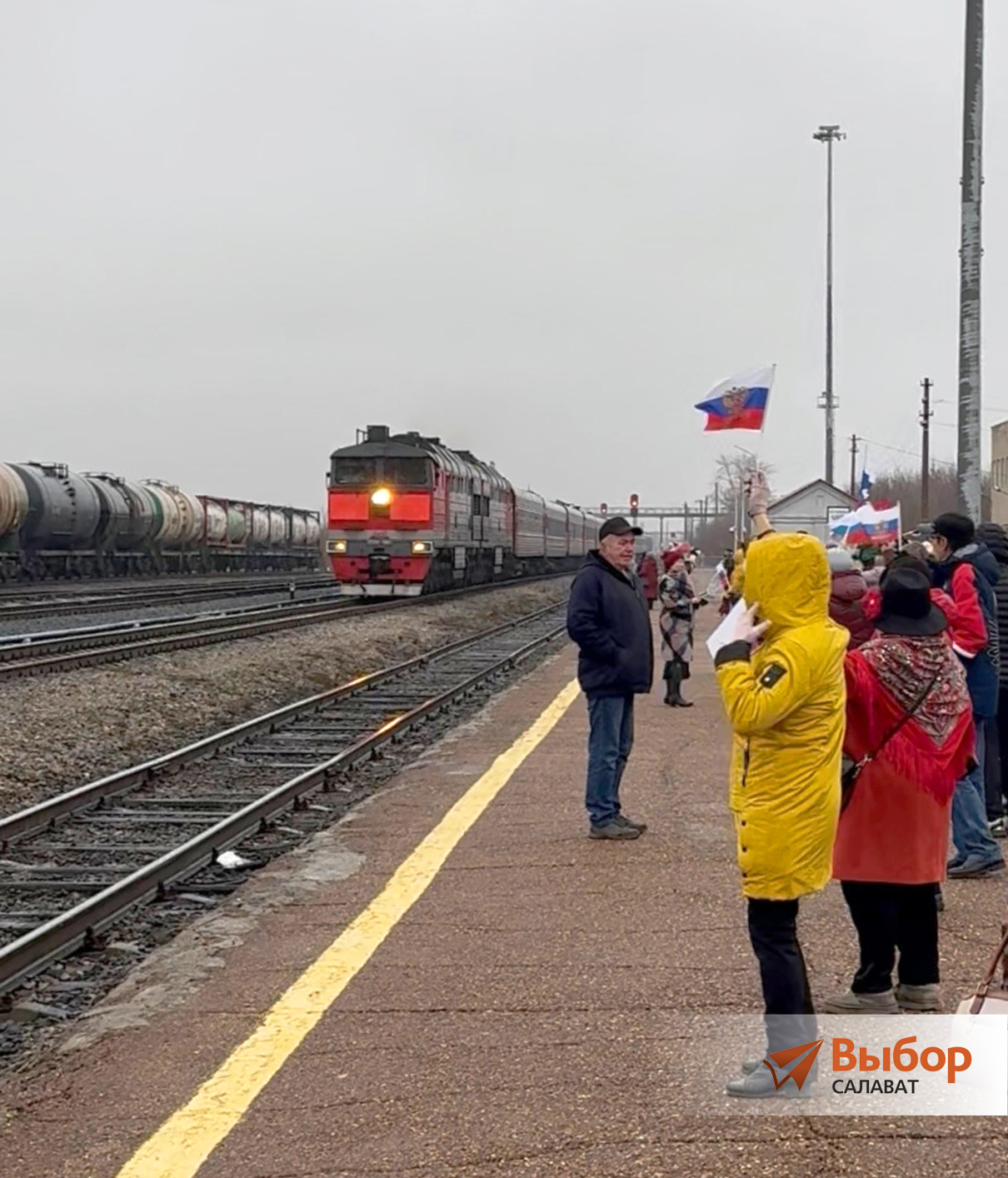 Жители Салавата приветствовали раненых бойцов, едущих в госпиталь