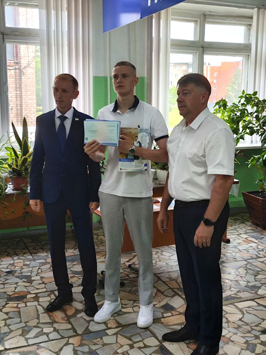 В Салавате выпускникам гимназии №2 подарили подписку на газету «Выбор»