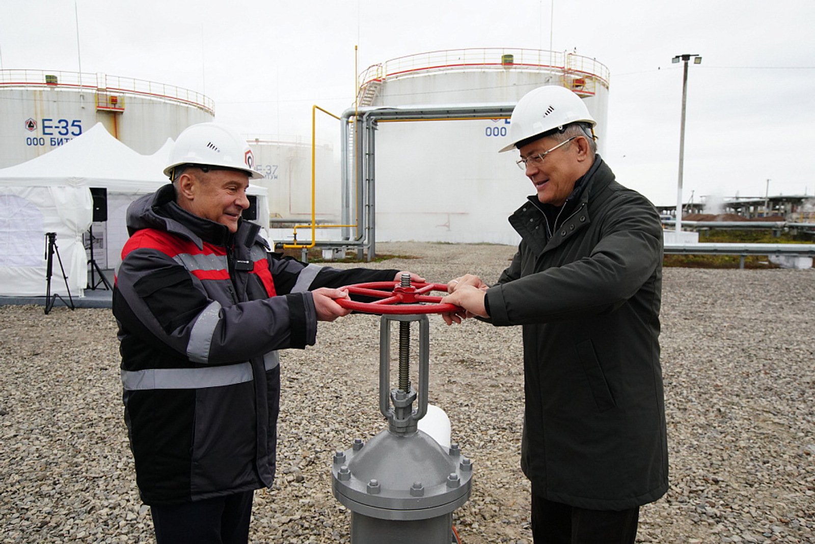 В Салавате глава Башкирии участвовал в открытии резервуарного парка ООО "Битум"