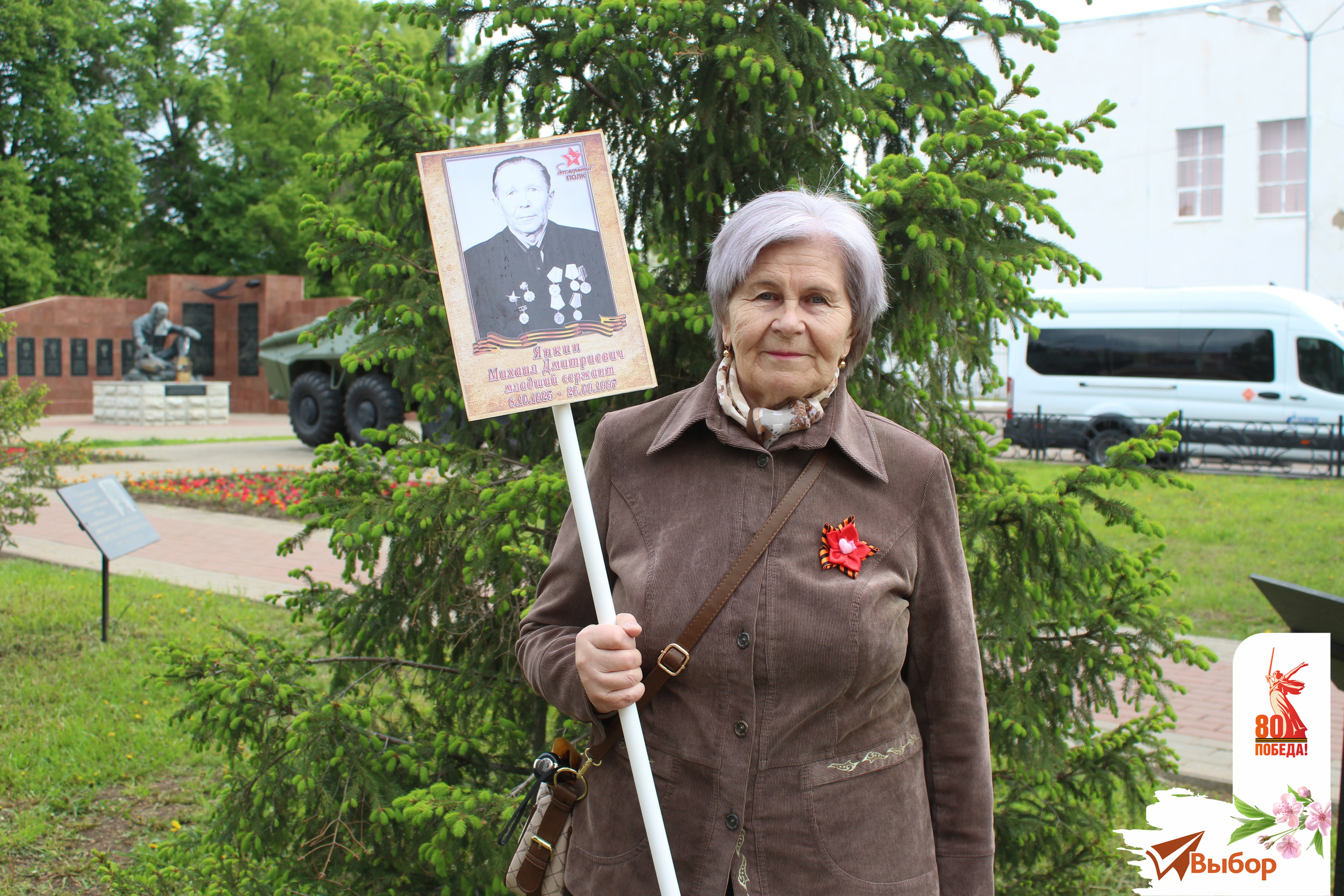 В Салавате День Победы начался на мемориале «Вечный огонь»