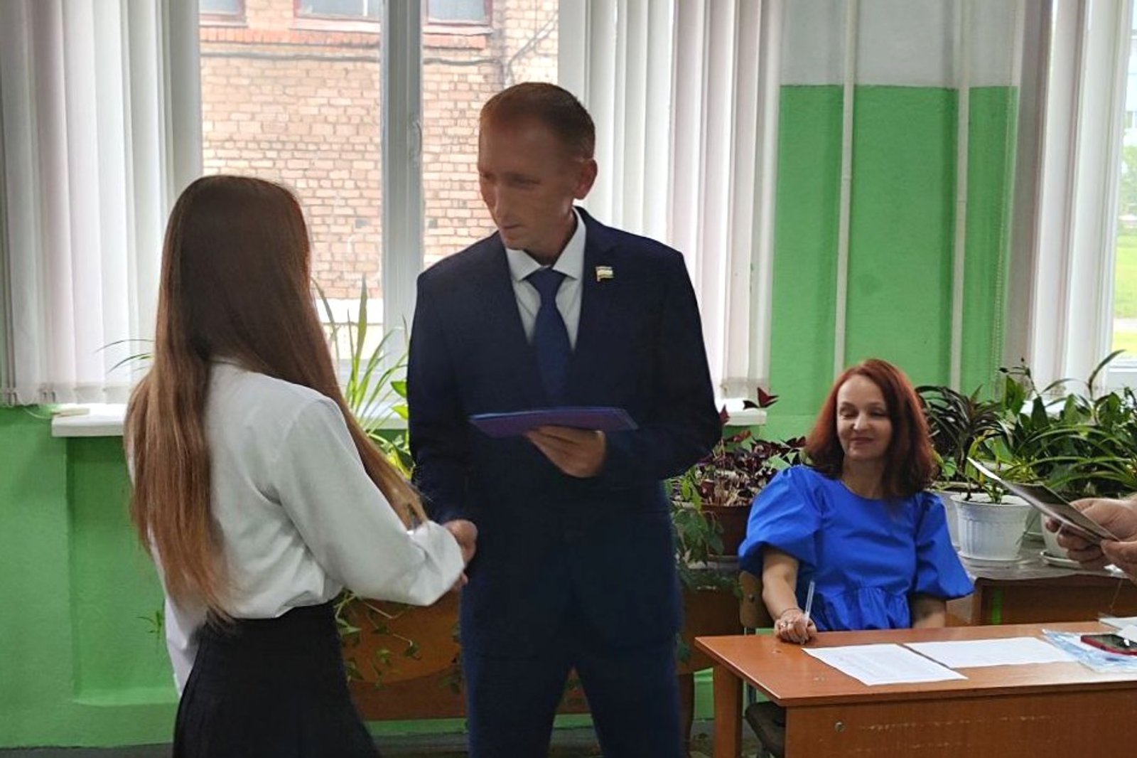 В Салавате выпускникам гимназии №2 подарили подписку на газету «Выбор»