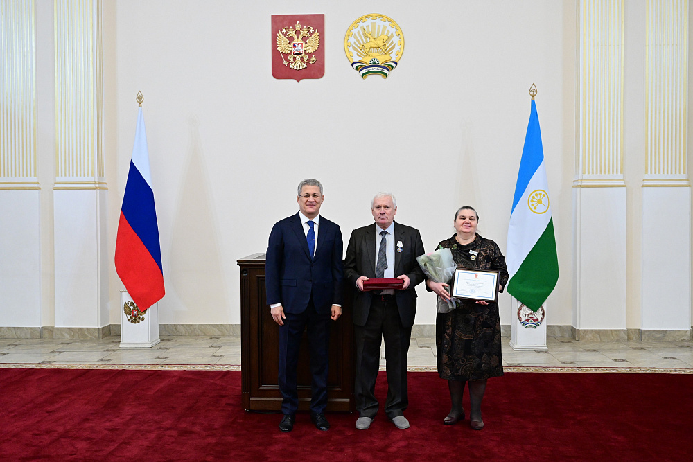 Глава Башкирии вручил семье из Салавата медаль ордена «Родительская слава»