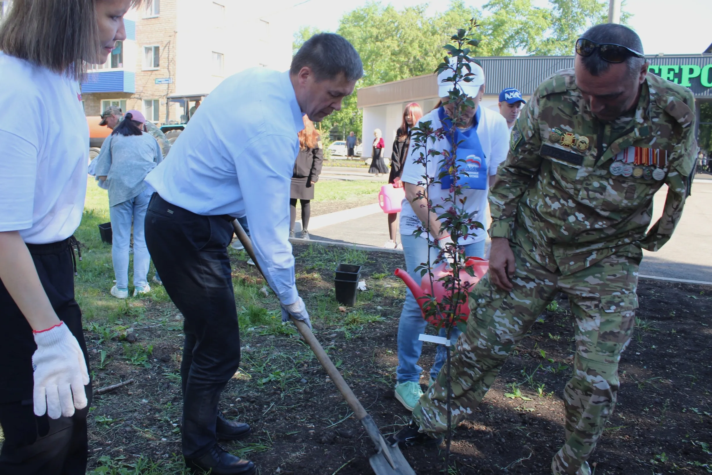20 яблонь: в Салавате прошла акция «Сад – связь поколений»
