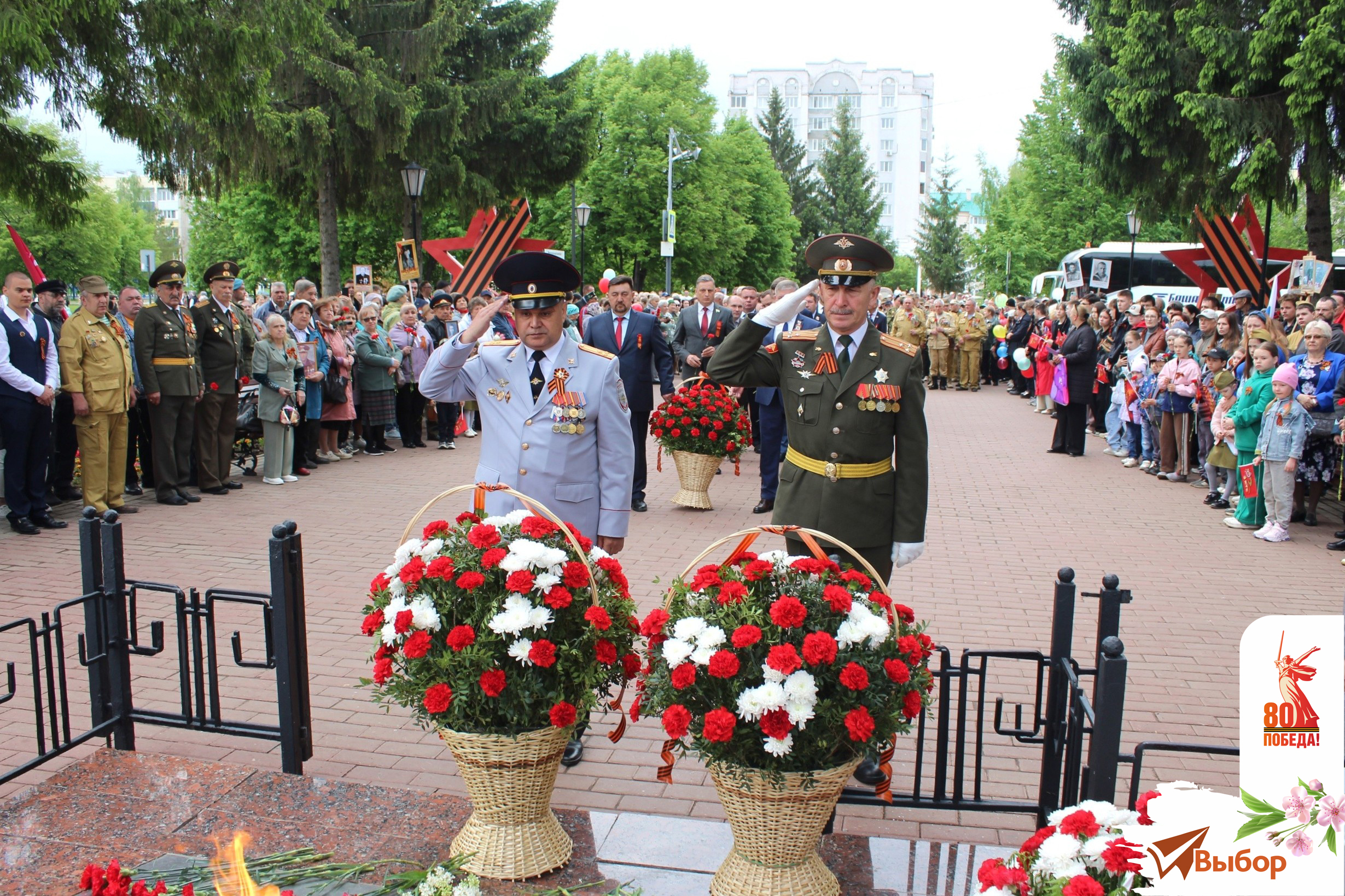 В Салавате День Победы начался на мемориале «Вечный огонь»