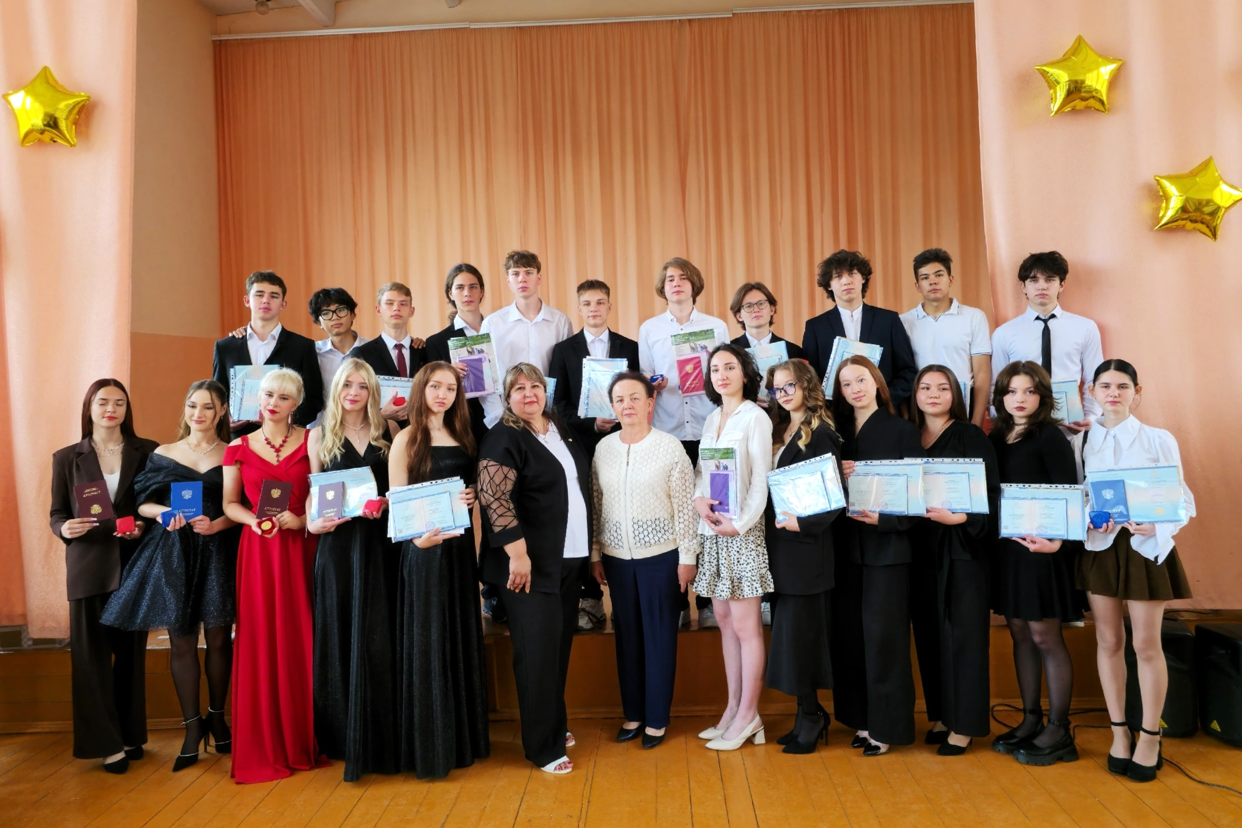 В Салавате выпускникам гимназии №1 подарили подписку на газету «Выбор»