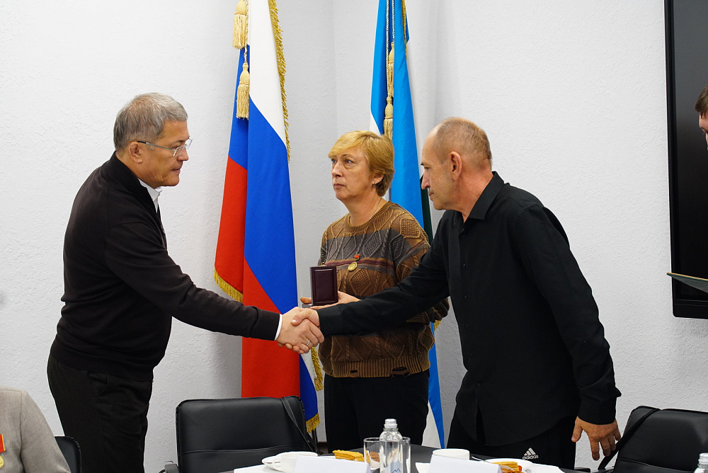 Глава Башкирии передал ордена Шаймуратова семьям погибших бойцов из Салавата