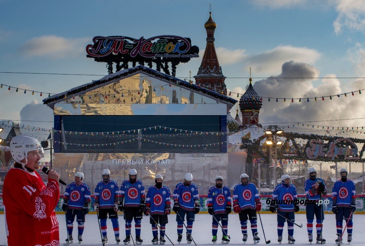 Игроки мужской сборной по хоккею Салаватской епархии «Димитрий Донской» одержали победу в хоккейном матче на Красной площади в Москве