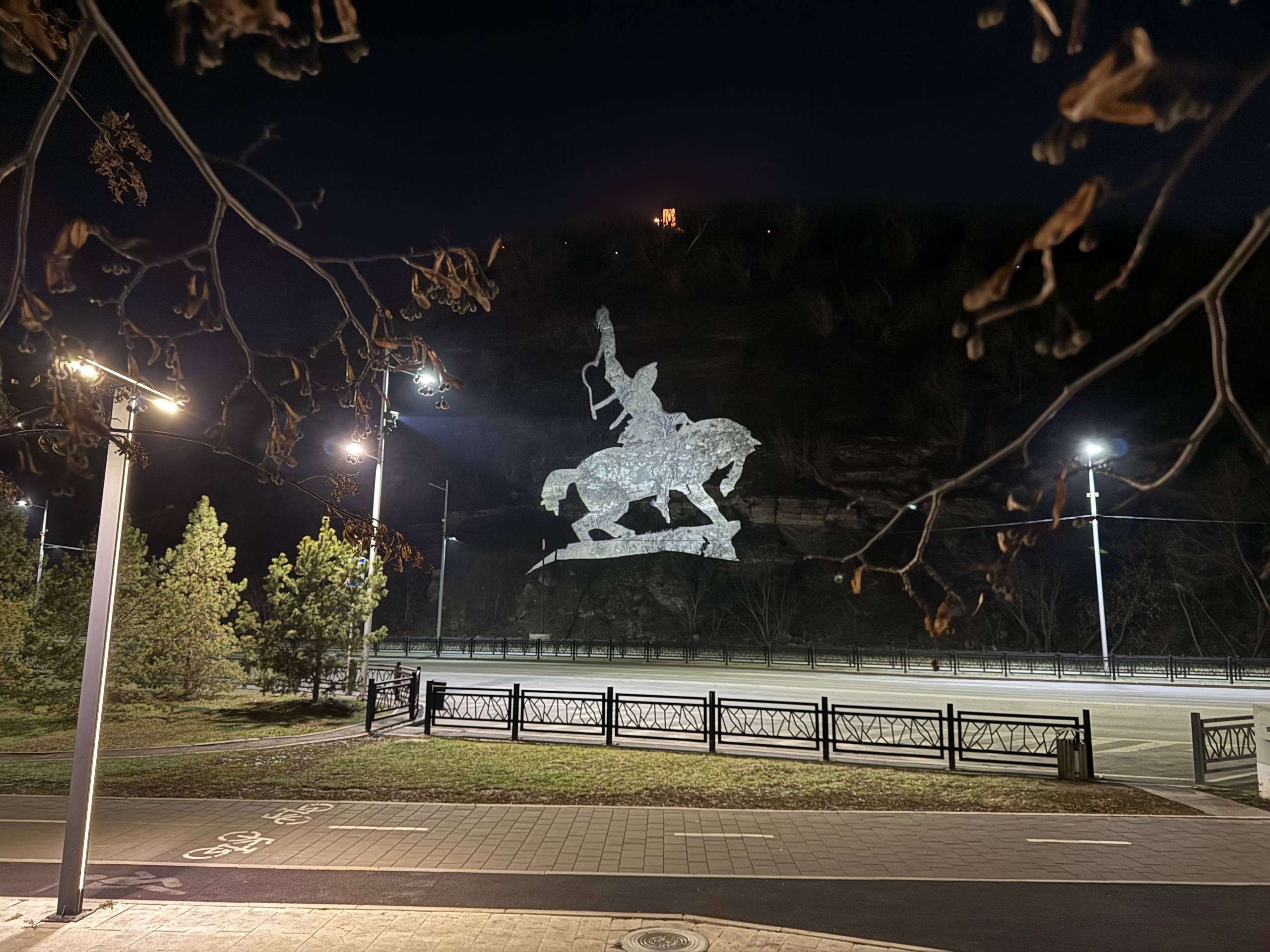 В Уфе на месте памятника Салавату Юлаеву зажглась огнями его проекция