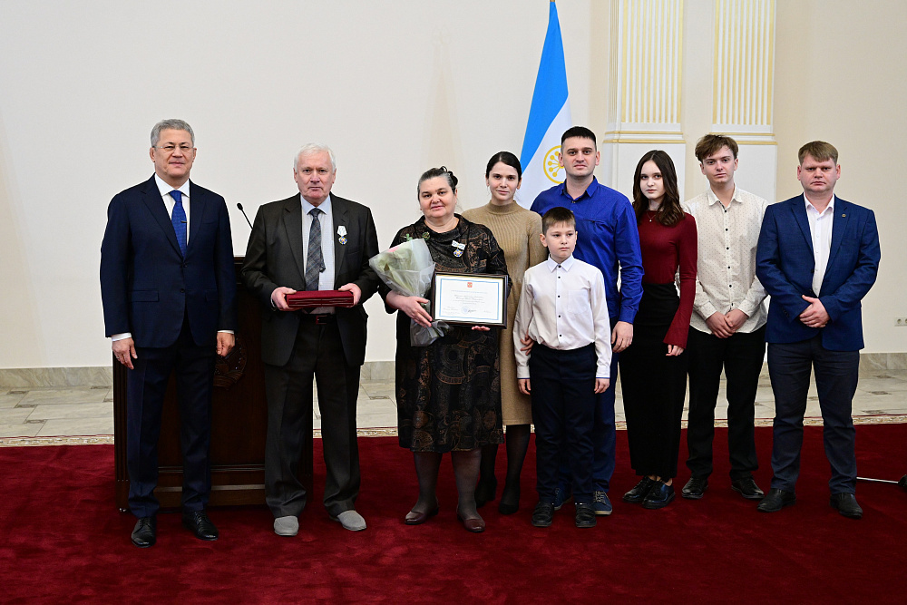 Глава Башкирии вручил семье из Салавата медаль ордена «Родительская слава»