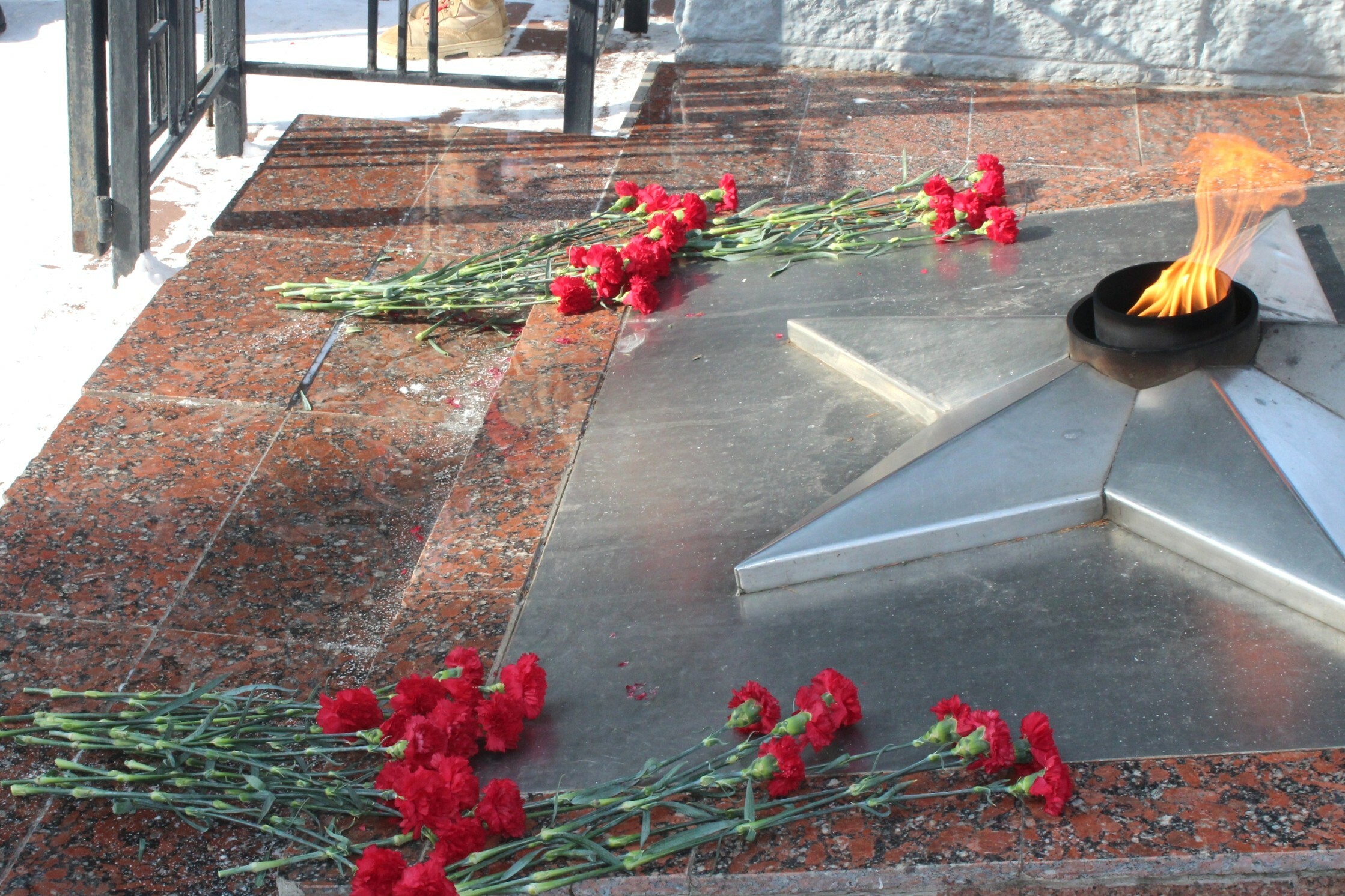 В День защитника Отечества на мемориале «Вечный огонь» в Салавате прошел митинг