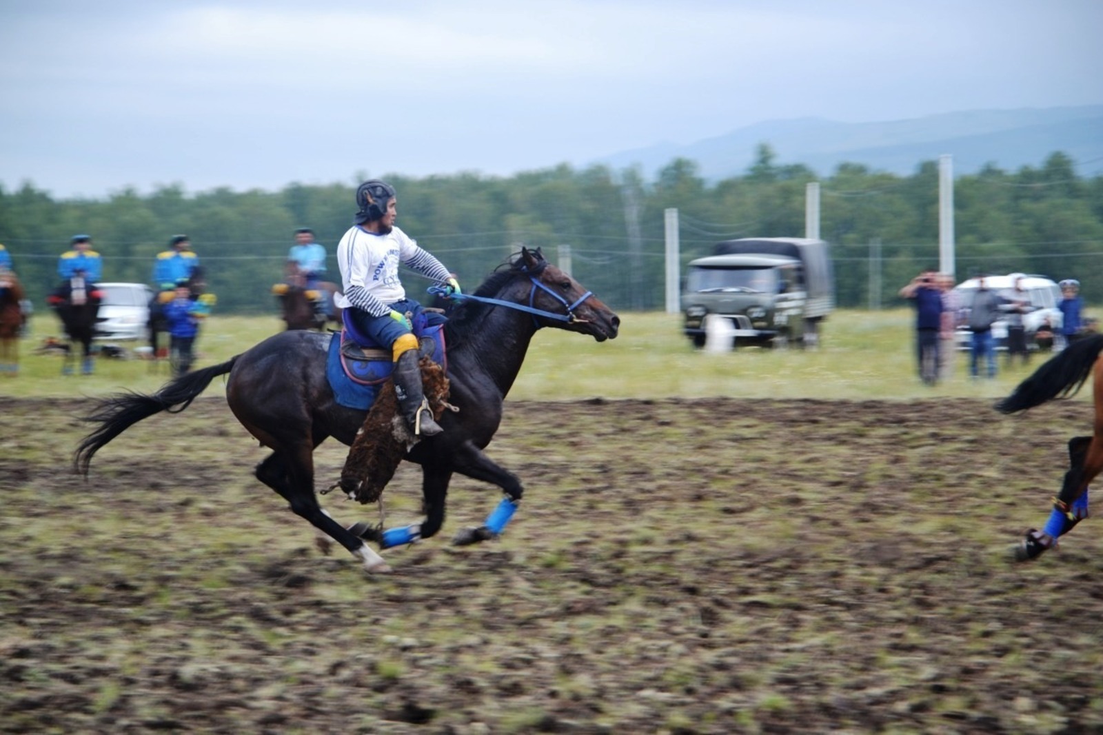 Национальная игра «Ылак» (козлодрание) открыла фестиваль башкирской лошади в Башкирии