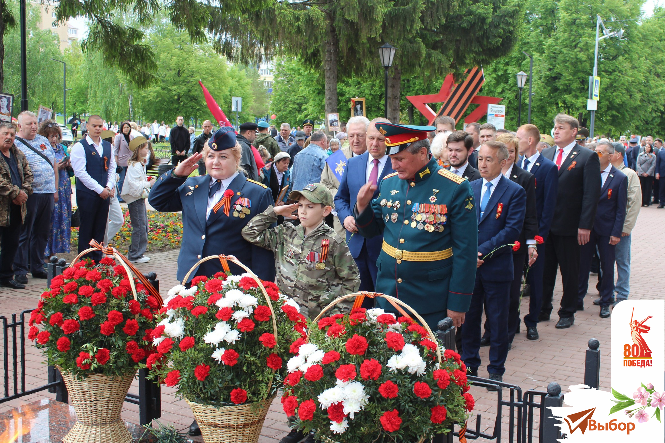 В Салавате День Победы начался на мемориале «Вечный огонь»